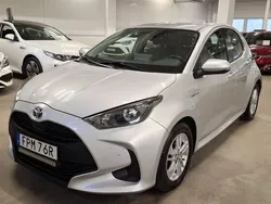 Silver Begagnad 2021 Toyota Yaris Hybrid Active Halvkombi | 164 999 kr (Marknadspris)