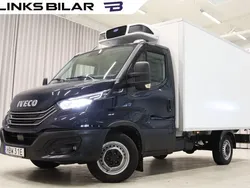 Mörkblå (blå) Begagnad 2023 Iveco Daily Van | 369 900 kr (Superpris)
