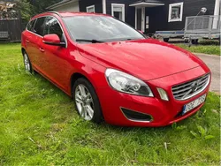 Röd Begagnad 2013 Volvo V60 Momentum Kombi | 105 000 kr (Marknadspris)