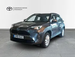 Mörkgrå (grå) Begagnad 2024 Toyota Yaris Cross Active SUV | 284 900 kr (Marknadspris)