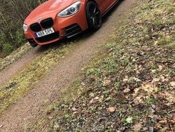 Orange Begagnad 2013 BMW M135 Halvkombi | 215 000 kr (Marknadspris)