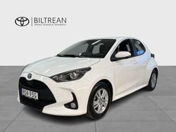 Vit Begagnad 2023 Toyota Yaris Hybrid Active Halvkombi | 229 800 kr (Marknadspris)