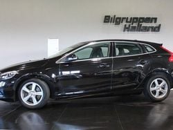 Svart Begagnad 2016 Volvo V40 Momentum Kombi | 174 900 kr (Marknadspris)