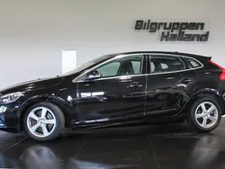 Svart Begagnad 2016 Volvo V40 Momentum Kombi | 174 900 kr (Marknadspris)