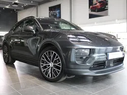 Grå (volcano grey metallic) Begagnad 2024 Porsche Macan SUV | 975 000 kr (Superpris)