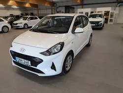 Vit Ny 2024 Hyundai i10 Essential Halvkombi | 179 900 kr (Bra pris)