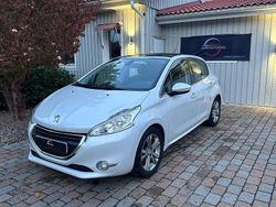 Vit Begagnad 2014 Peugeot 208 Halvkombi | 64 900 kr (Marknadspris)