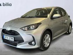Silver Begagnad 2024 Toyota Yaris Hybrid Active Halvkombi | 254 900 kr (Marknadspris)