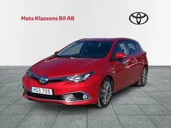 Mörkröd Begagnad 2016 Toyota Auris Hybrid Executive Halvkombi | 159 000 kr (Marknadspris)