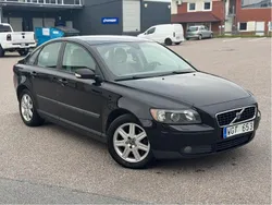 Svart Begagnad 2005 Volvo S40 Kinetic Sedan | 39 000 kr (Marknadspris)