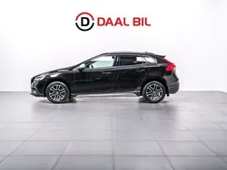 Svart Begagnad 2016 Volvo V40 CC Momentum Kombi | 164 700 kr (Marknadspris)