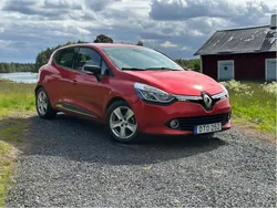 Röd Begagnad 2015 Renault Clio IV Halvkombi | 60 000 kr (Marknadspris)