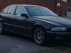 Svart Begagnad 2000 BMW 523 Sedan | 13 999 kr