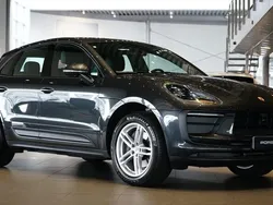 Grå Begagnad 2023 Porsche Macan SUV | 795 000 kr