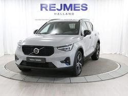 Grå Begagnad 2023 Volvo XC40 Plus SUV | 359 500 kr (Marknadspris)