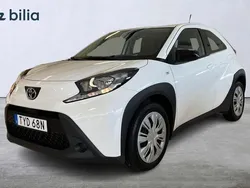 Vit Begagnad 2022 Toyota Aygo Play Halvkombi | 169 900 kr (Marknadspris)