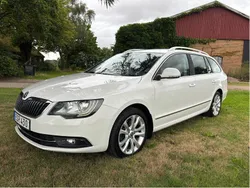 Vit Begagnad 2015 Skoda Superb Ambition Kombi | 85 000 kr (Bra pris)