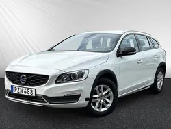 Vit Begagnad 2015 Volvo V60 CC Momentum Kombi | 254 900 kr (Marknadspris)
