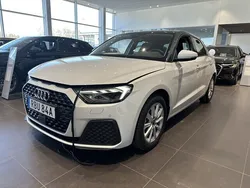 Glaciärvit metallic manhattangrå metallic Ny 2025 Audi A1 Sportback Proline Halvkombi | 259 000 kr (Marknadspris)