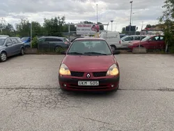 Mörkröd Begagnad 2003 Renault Clio II Expression Halvkombi | 19 900 kr (Marknadspris)