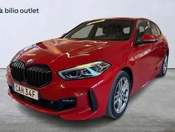 Röd Begagnad 2022 BMW 118 M Sport Halvkombi | 244 900 kr (Marknadspris)