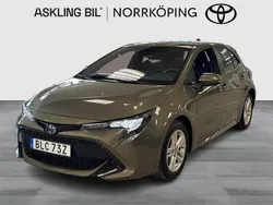 Grön Begagnad 2022 Toyota Corolla Hybrid Active Halvkombi | 229 000 kr (Marknadspris)