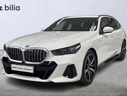 Vit Begagnad 2025 BMW 520 M Sport Kombi | 619 900 kr (Marknadspris)