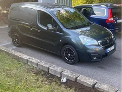 Grå Begagnad 2017 Peugeot Partner Minibuss | 86 000 kr (Marknadspris)