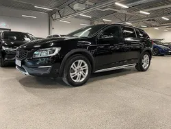 Svart Begagnad 2015 Volvo V60 CC Summum Kombi | 224 900 kr (Marknadspris)