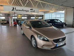 Brun Begagnad 2013 Volvo V40 Kinetic Kombi | 129 500 kr (Marknadspris)