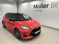 Svart (röd) Begagnad 2021 Toyota Yaris Hybrid Minibuss | 214 900 kr (Superpris)