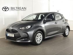 Mörkgrå (grå metallic) Begagnad 2024 Toyota Yaris Hybrid Active Halvkombi | 239 900 kr (Marknadspris)