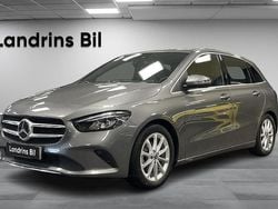 Mörkgrå (bergsgrå metallic) Begagnad 2019 Mercedes B180 Minibuss | 229 000 kr (Marknadspris)