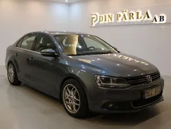 Mörkgrå (grå) Begagnad 2012 VW Jetta Highline Sedan | 89 900 kr (Marknadspris)
