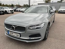 Grå (vapour grey metallic) Begagnad 2024 Volvo V90 Core Kombi | 449 000 kr (Marknadspris)