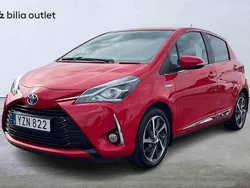 Röd Begagnad 2017 Toyota Yaris Hybrid Halvkombi | 154 900 kr (Marknadspris)
