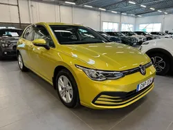 Gul Begagnad 2020 VW Golf VIII Halvkombi | 199 000 kr (Marknadspris)