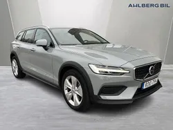 Grå Begagnad 2024 Volvo V60 CC Core Kombi | 399 500 kr (Marknadspris)