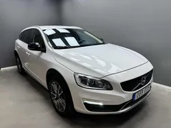 Vit Begagnad 2017 Volvo V60 CC Summum Kombi | 164 900 kr (Bra pris)