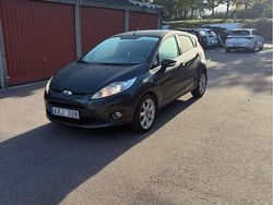 Grå Begagnad 2010 Ford Fiesta Titanium Halvkombi | 42 500 kr (Marknadspris)