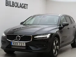 Svart Begagnad 2022 Volvo V60 CC Kombi | 319 800 kr (Marknadspris)