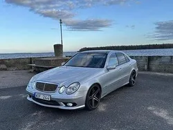 Silver Begagnad 2005 Mercedes E500 Avantgarde Sedan | 84 000 kr