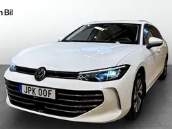 Vit Begagnad 2024 VW Passat Business Kombi | 369 900 kr (Dyr)