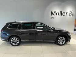 Mörkgrå (mangan grey metallic) Begagnad 2024 VW Passat GTE Kombi | 383 000 kr (Marknadspris)