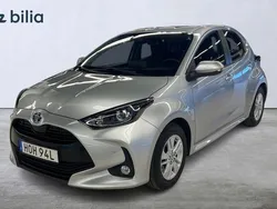 Silver Begagnad 2023 Toyota Yaris Hybrid Active Halvkombi | 232 900 kr (Marknadspris)