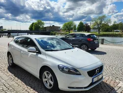 Vit Begagnad 2018 Volvo V40 Kinetic Kombi | 145 000 kr (Marknadspris)