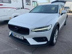 Crystal white metallic Begagnad 2020 Volvo V60 CC Kombi | 229 000 kr (Marknadspris)