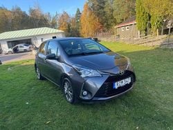 Mörkgrå (grå) Begagnad 2018 Toyota Yaris Active Halvkombi | 129 000 kr (Marknadspris)