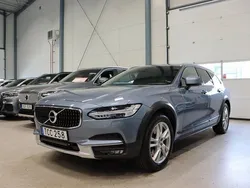 Ljusblå (blå) Begagnad 2018 Volvo V90 CC Momentum Kombi | 269 800 kr (Marknadspris)