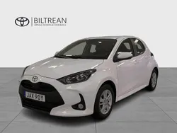 Vit Begagnad 2024 Toyota Yaris Hybrid Active Halvkombi | 244 000 kr (Marknadspris)